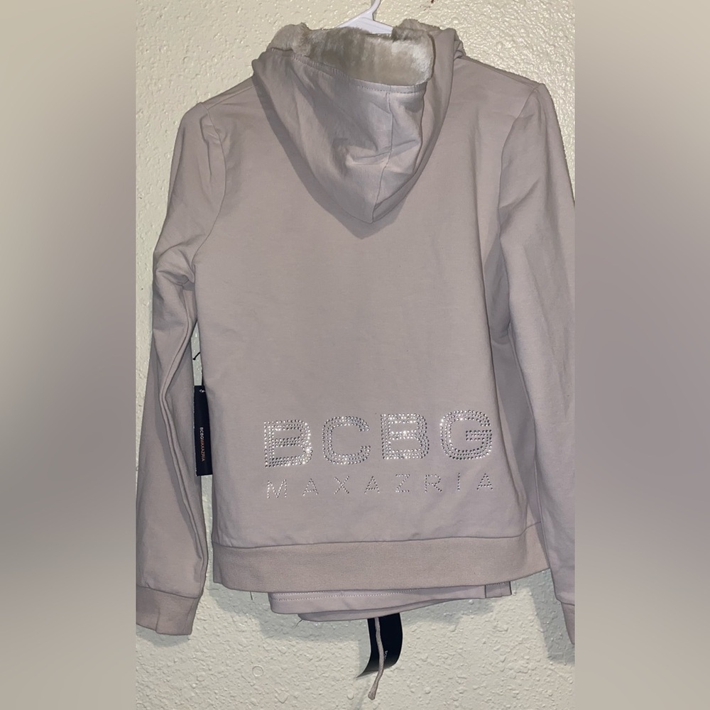 BCBGMAXAZRIA  NEW a with tags ($160)Set color TAN 
Beautiful